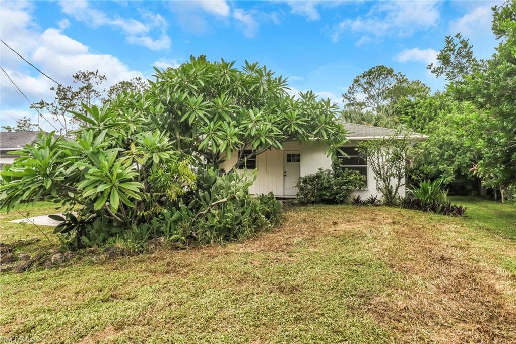 2075 17th St SW, Naples, FL 34117-5