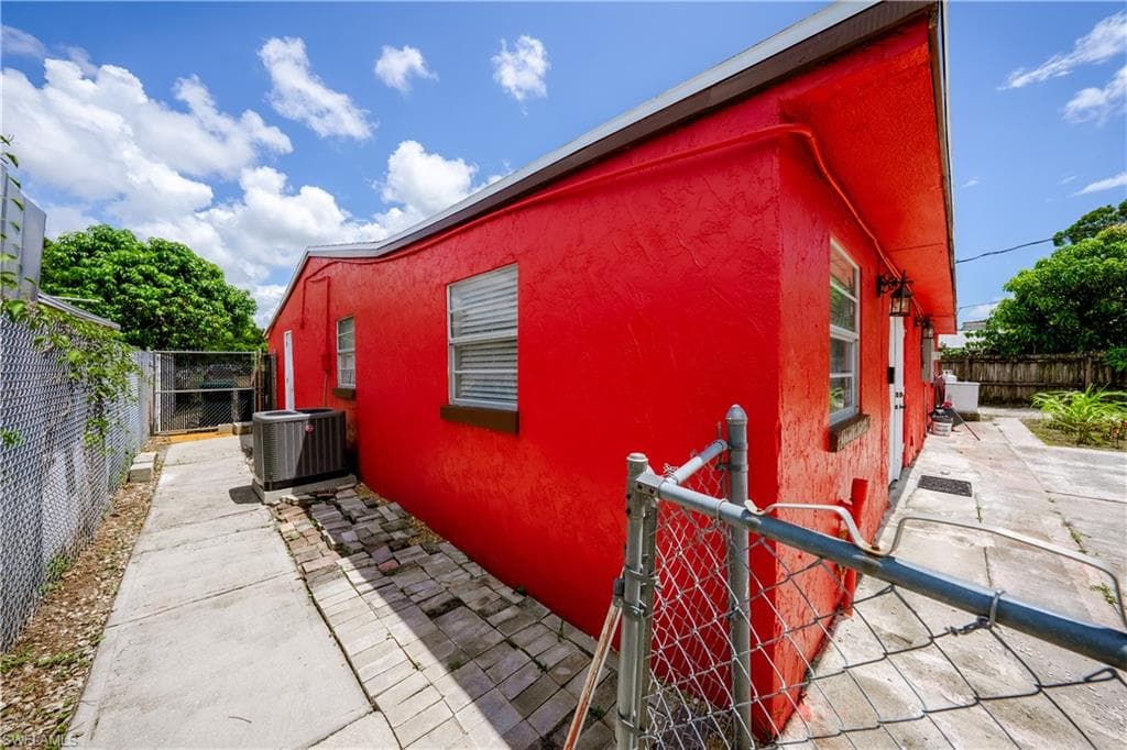 4512 Normandy Dr, Naples, FL 34112-3