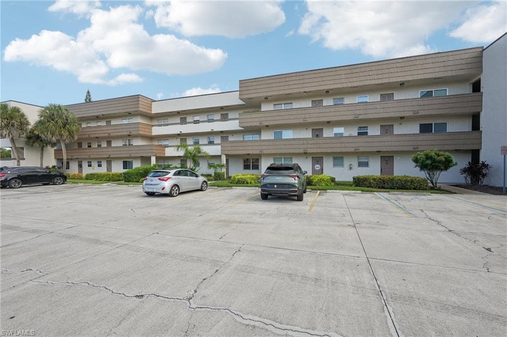 499 Forest Lakes Blvd 305, Naples, FL 34105-22