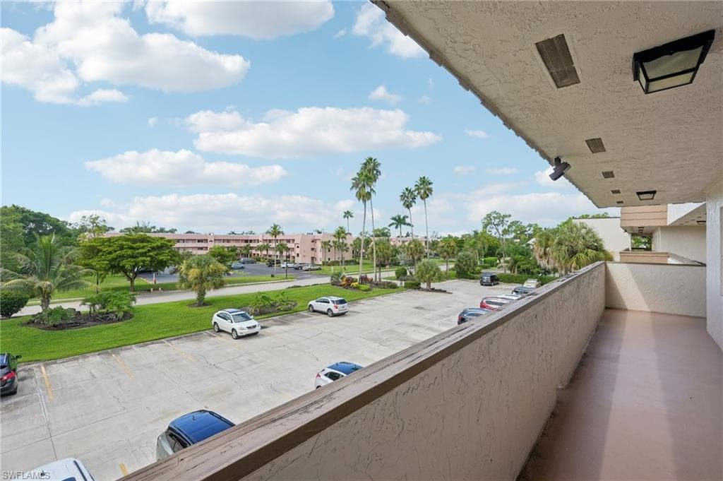 499 Forest Lakes Blvd 305, Naples, FL 34105-24