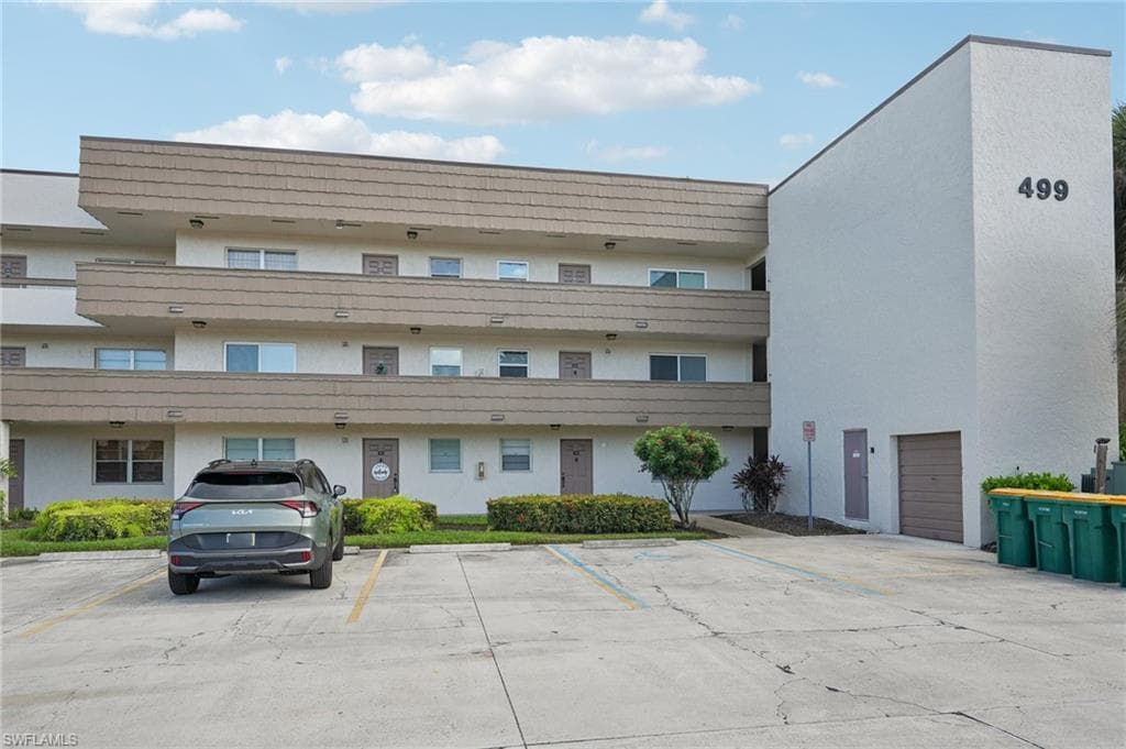 499 Forest Lakes Blvd 305, Naples, FL 34105-2