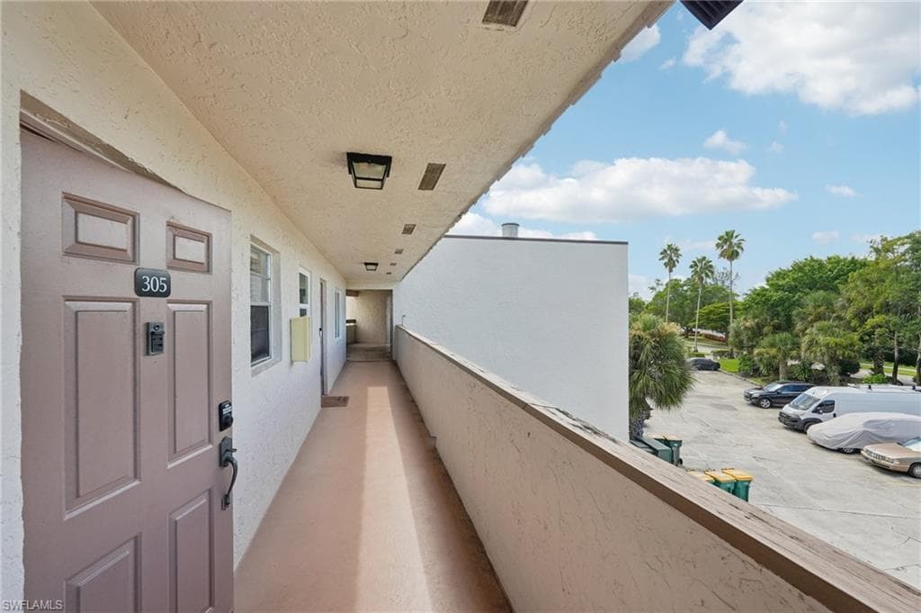 499 Forest Lakes Blvd 305, Naples, FL 34105-3