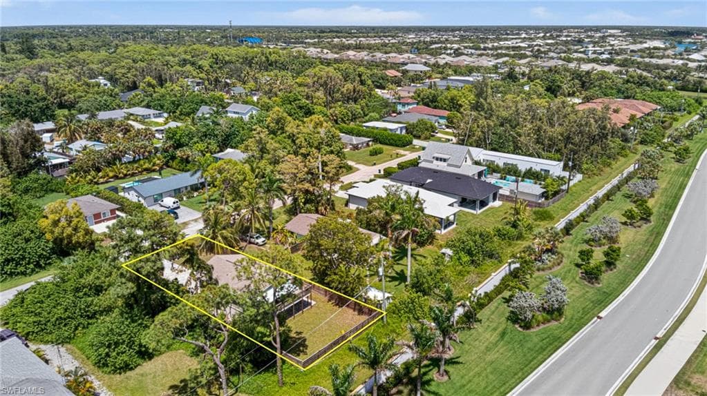 3020 Woodside Ave, Naples, FL 34112-32