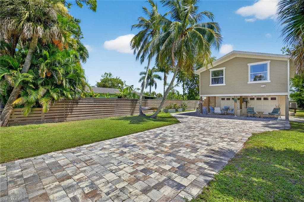 3020 Woodside Ave, Naples, FL 34112-3