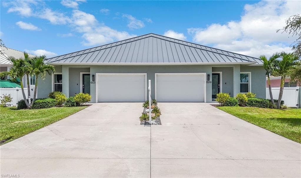 605/609 107th Ave N, Naples, FL 34108-2
