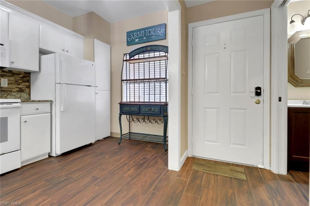 1096 Woodshire Ln C202, Naples, FL 34105-6