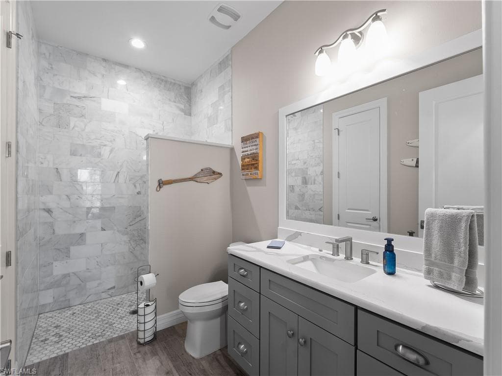 9016 Falcon Ct, Venice, FL 34293-35