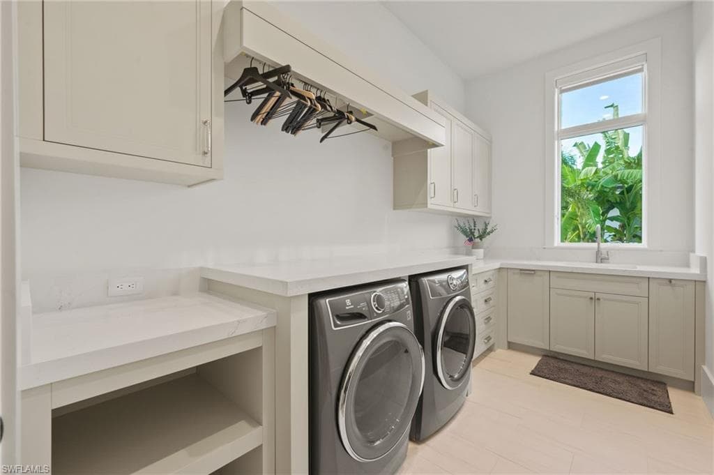 6253 Highcroft Dr, Naples, FL 34119-32