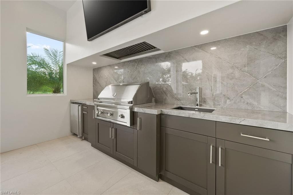 6253 Highcroft Dr, Naples, FL 34119-37