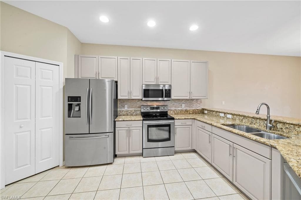15662 Summit Place Cir 385, Naples, FL 34119-6