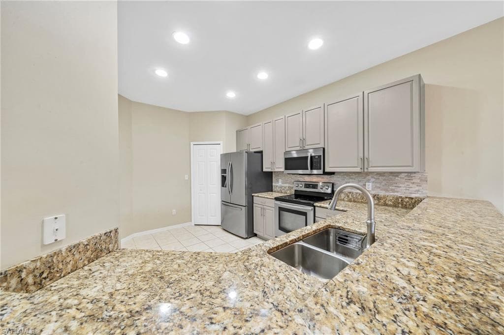 15662 Summit Place Cir 385, Naples, FL 34119-8