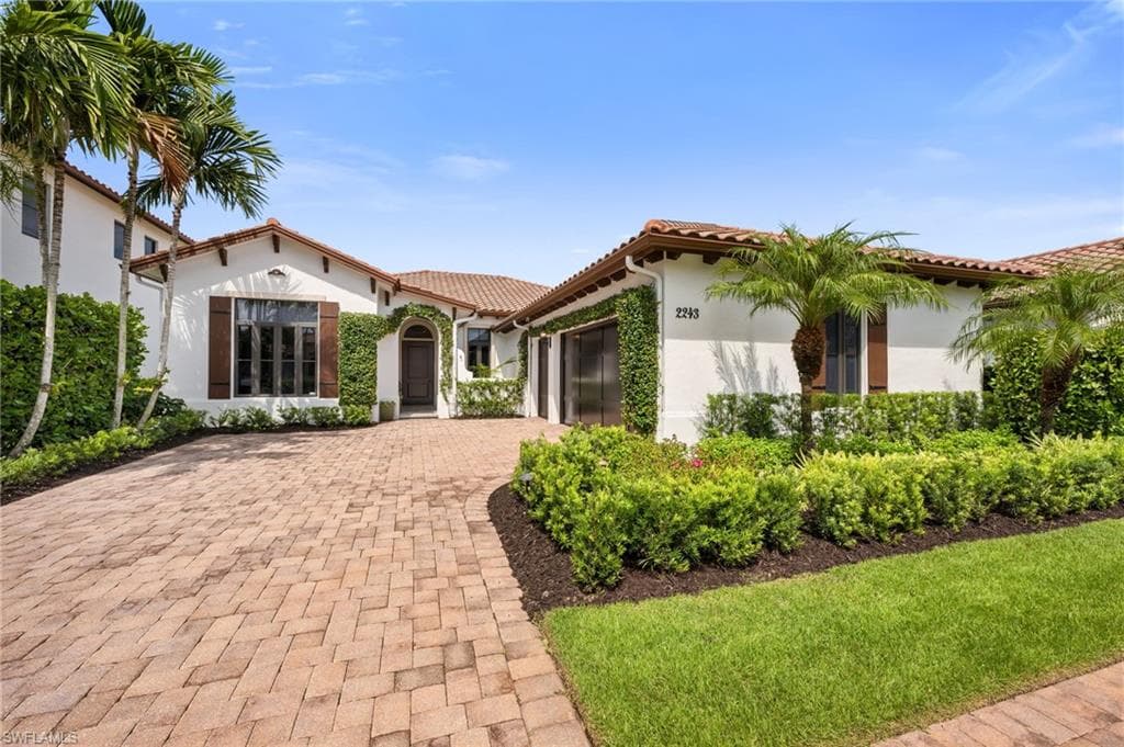 2243 Residence Cir, Naples, FL 34105-1