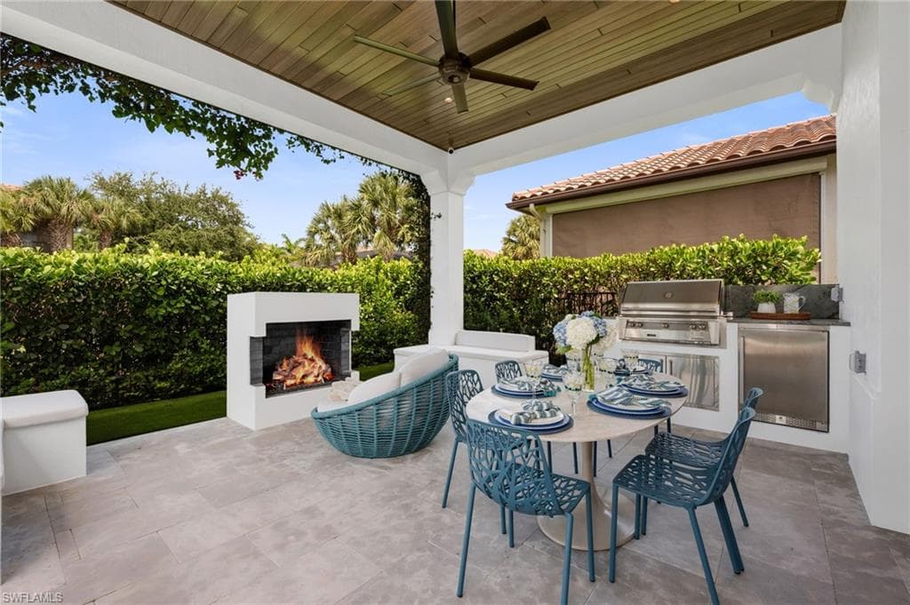 2243 Residence Cir, Naples, FL 34105-35