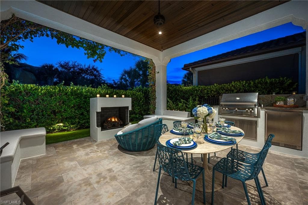 2243 Residence Cir, Naples, FL 34105-36