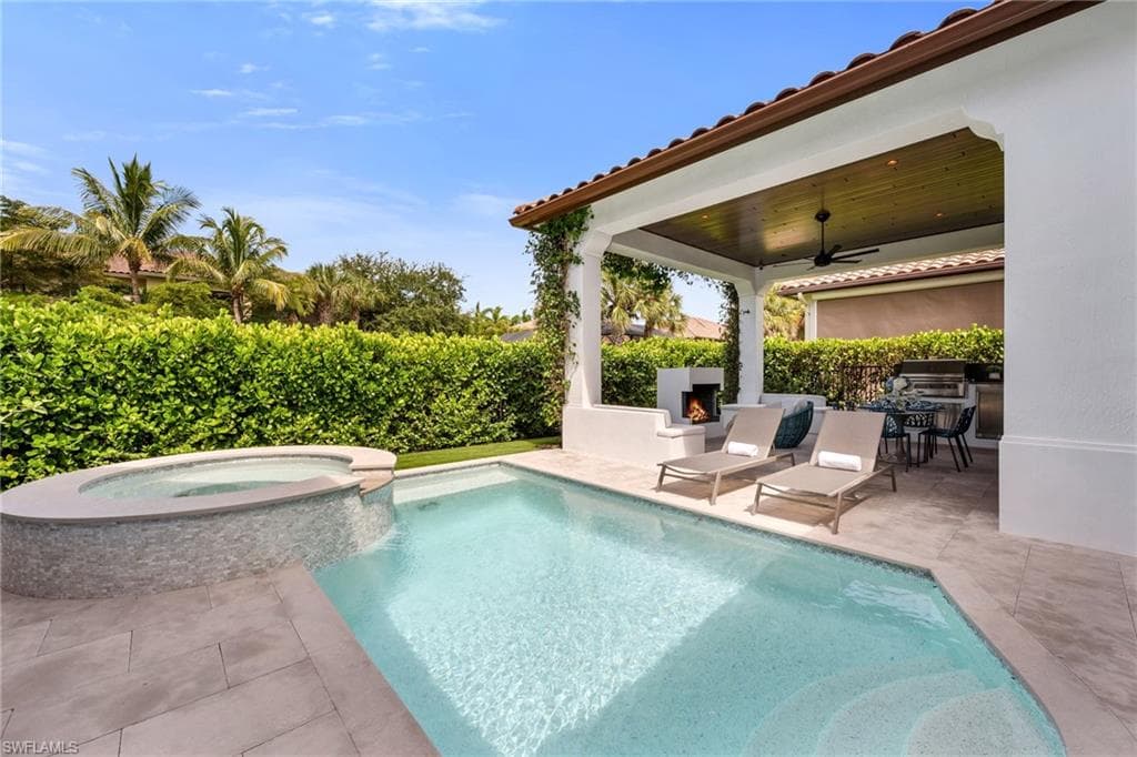 2243 Residence Cir, Naples, FL 34105-37