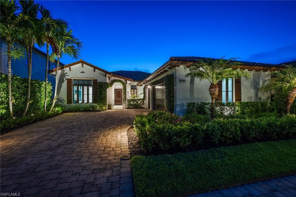 2243 Residence Cir, Naples, FL 34105-3