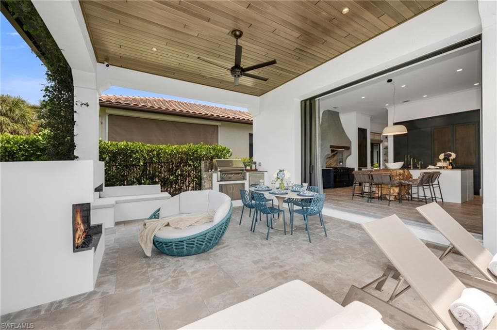2243 Residence Cir, Naples, FL 34105-40