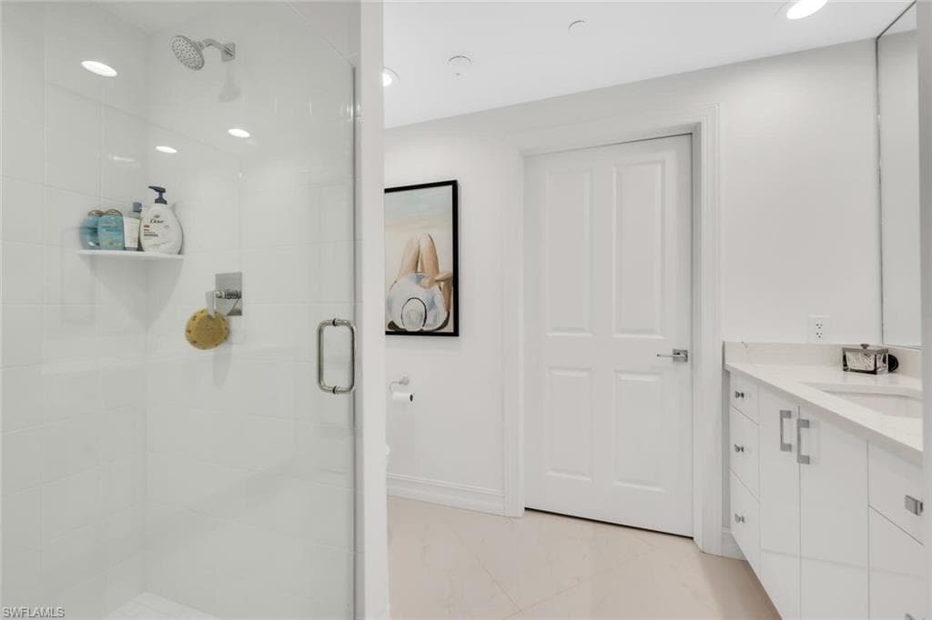 8665 Bay Colony Dr 202, Naples, FL 34108-15