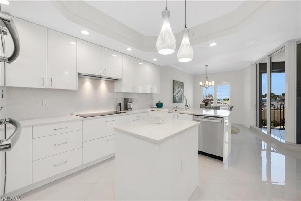 8665 Bay Colony Dr 202, Naples, FL 34108-7