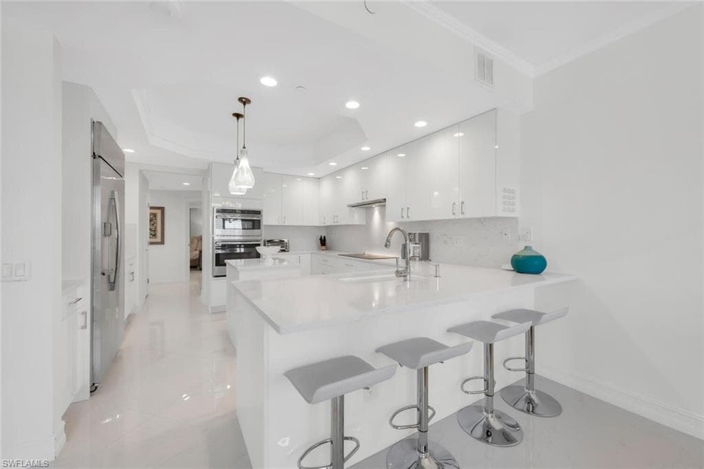 8665 Bay Colony Dr 202, Naples, FL 34108-8