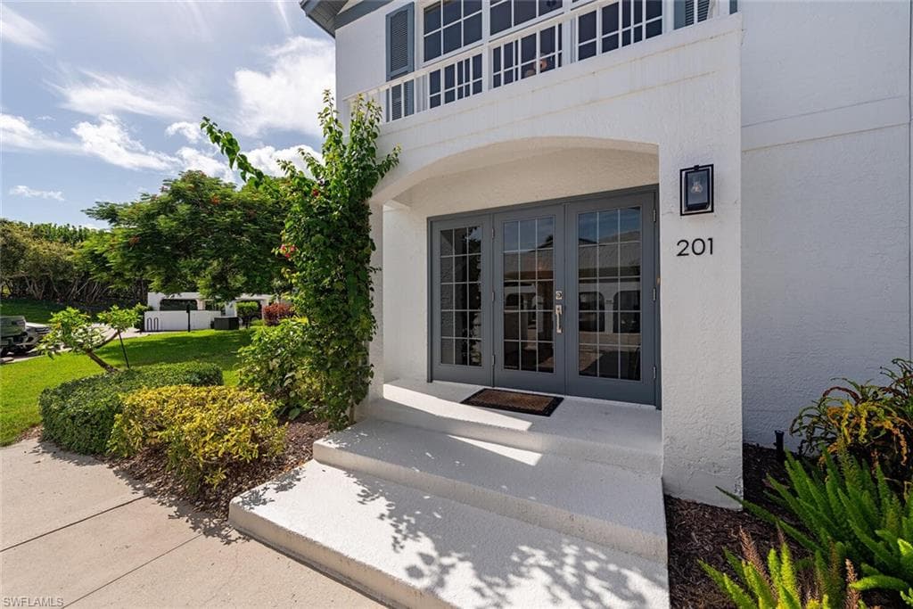 864 Tanbark Dr 201, Naples, FL 34108-1