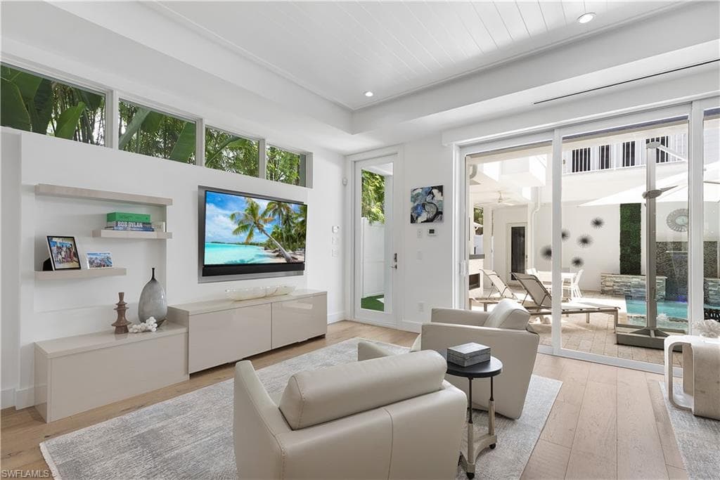 1021 6th St S, Naples, FL 34102-9