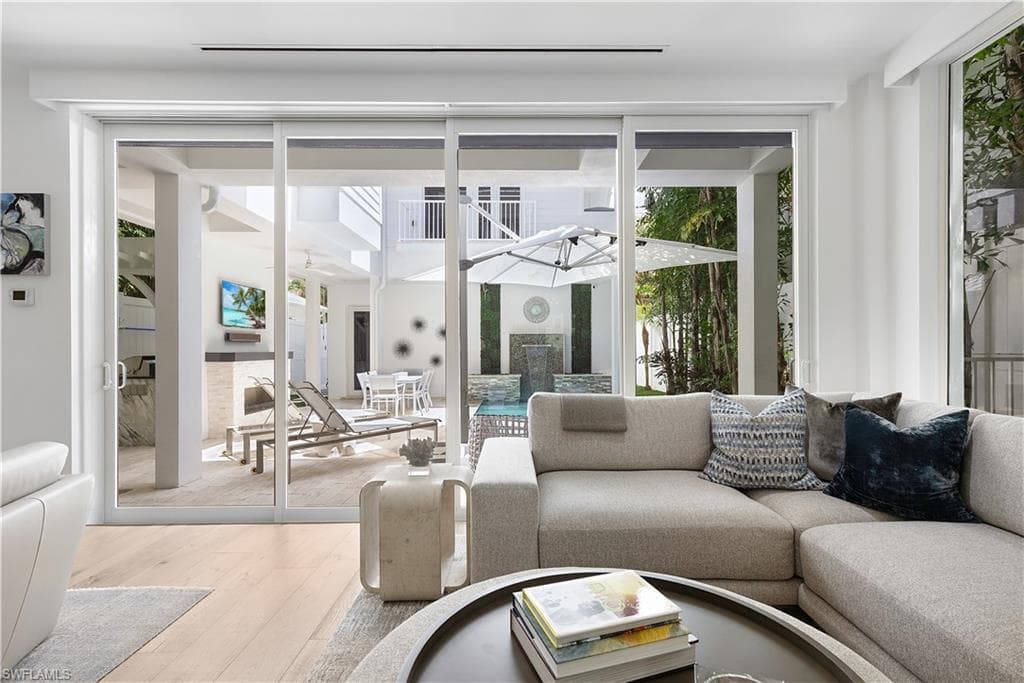 1021 6th St S, Naples, FL 34102-10