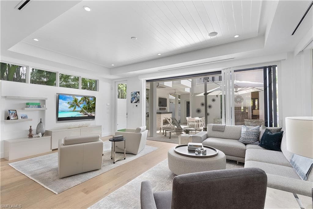 1021 6th St S, Naples, FL 34102-11