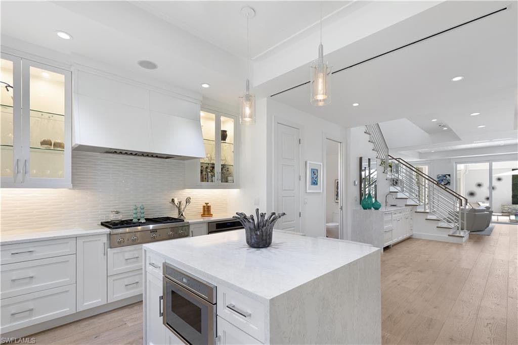 1021 6th St S, Naples, FL 34102-14