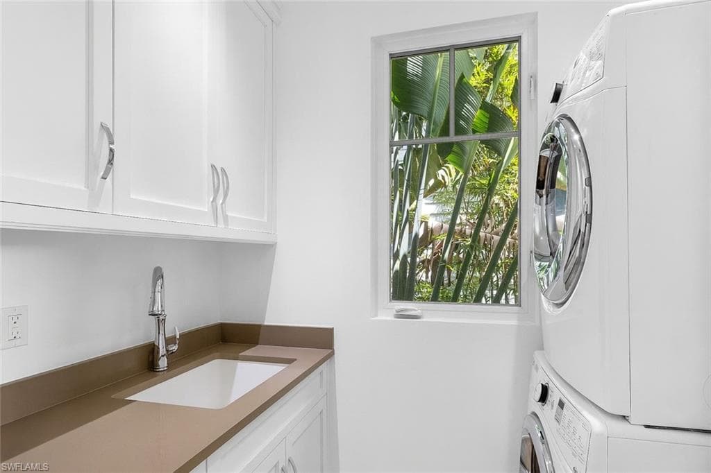 1021 6th St S, Naples, FL 34102-24