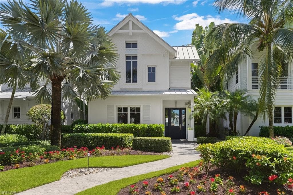 1021 6th St S, Naples, FL 34102-2