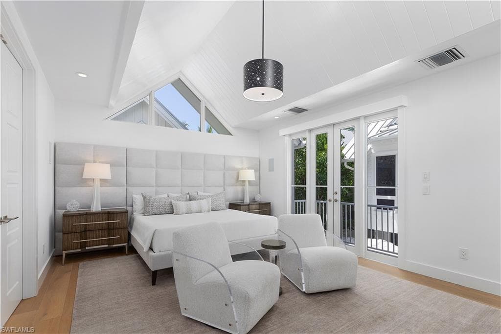 1021 6th St S, Naples, FL 34102-34