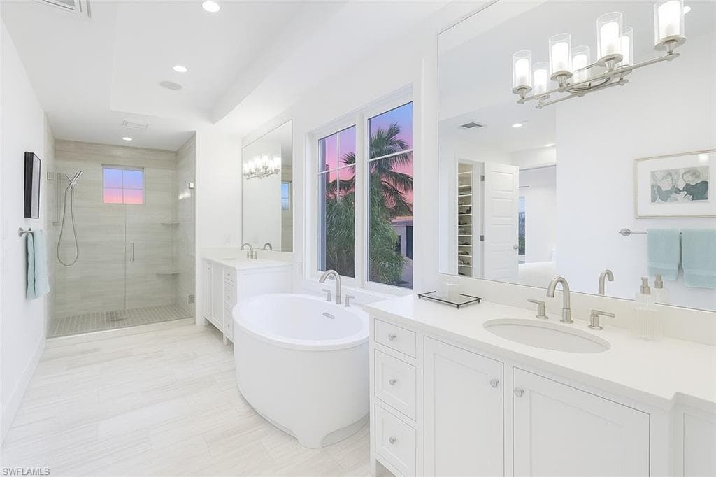 1021 6th St S, Naples, FL 34102-37