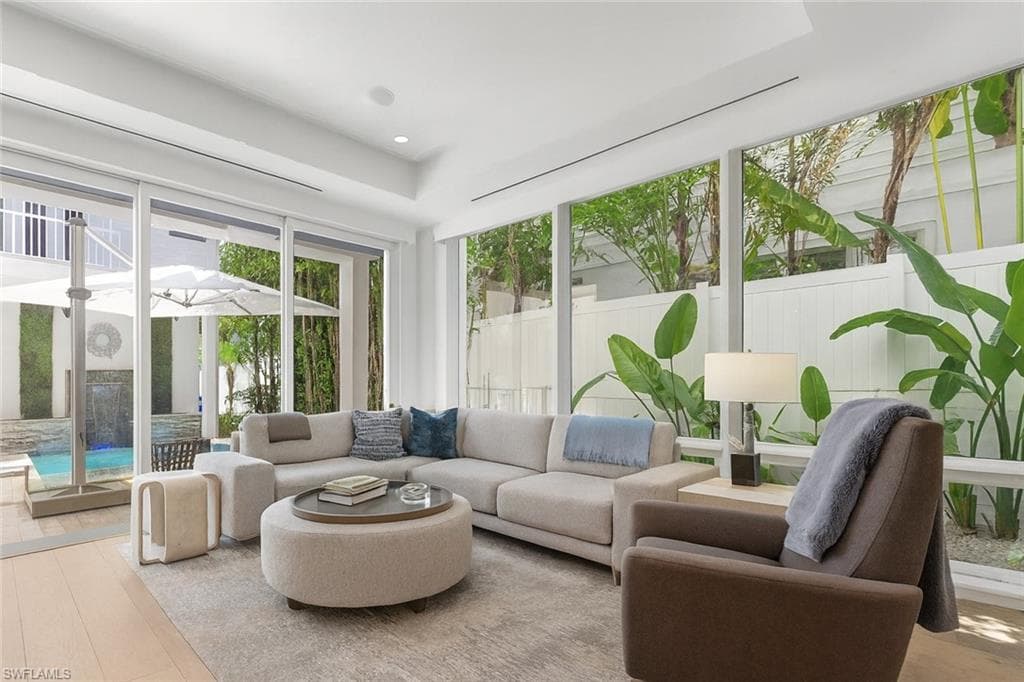 1021 6th St S, Naples, FL 34102-8