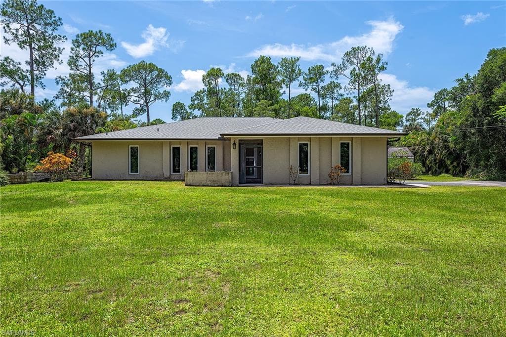 5090 Boxwood Way, Naples, FL 34116-2