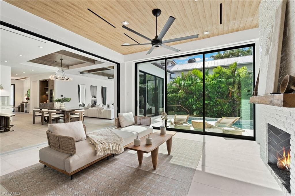 273 10th Ave S, Naples, FL 34102-8