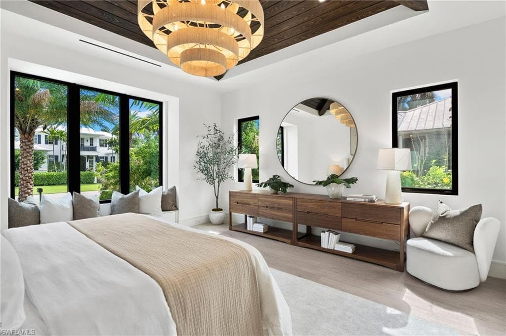 273 10th Ave S, Naples, FL 34102-9