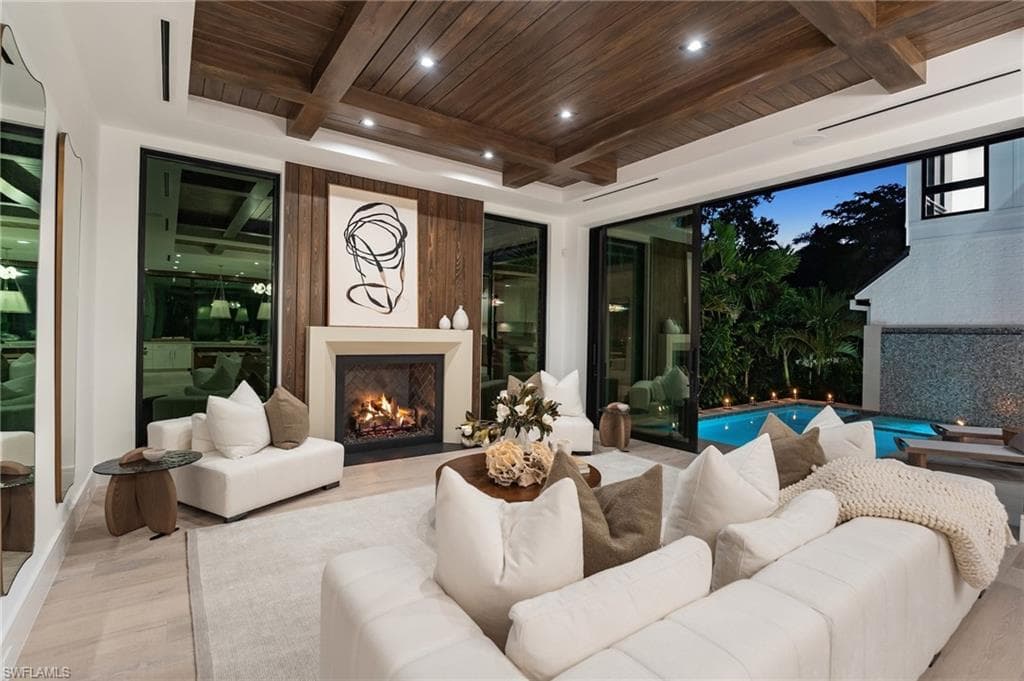 273 10th Ave S, Naples, FL 34102-1