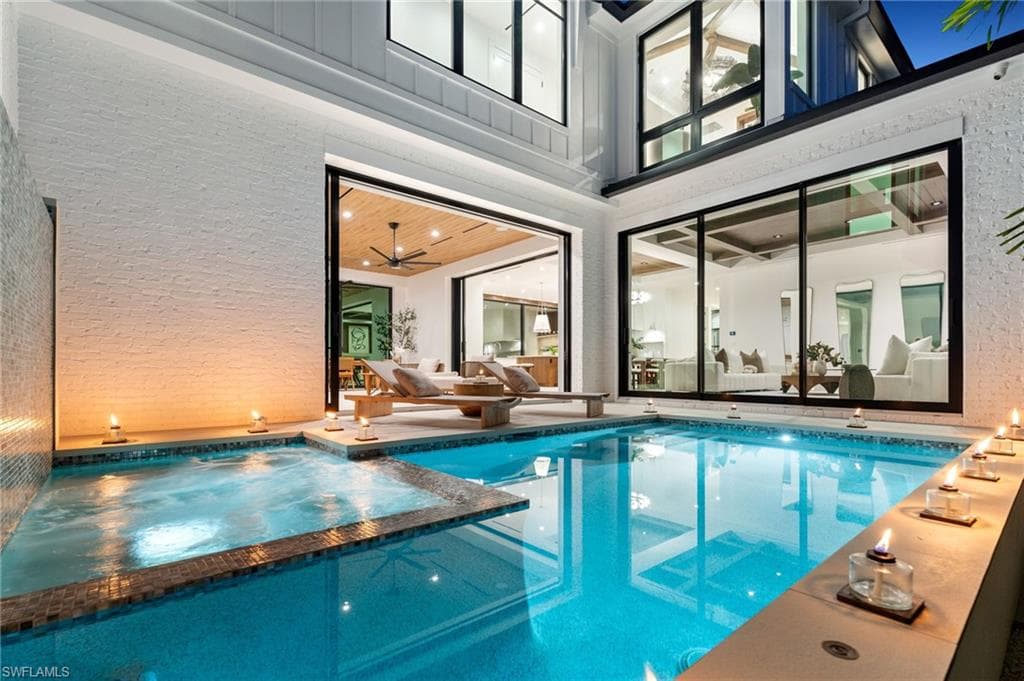 273 10th Ave S, Naples, FL 34102-2