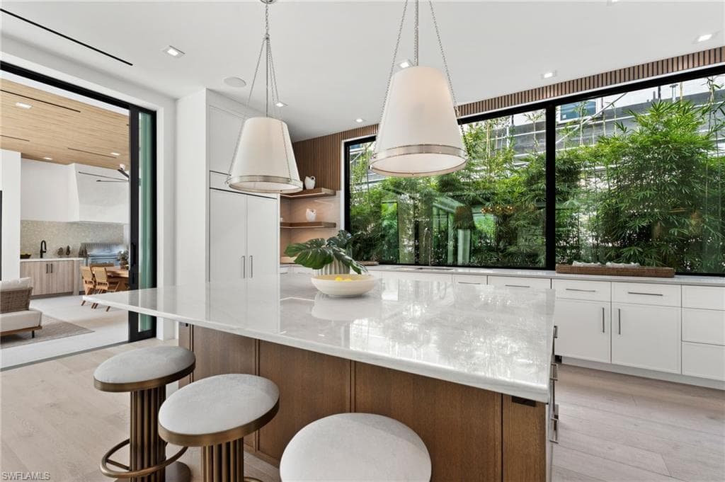 273 10th Ave S, Naples, FL 34102-5