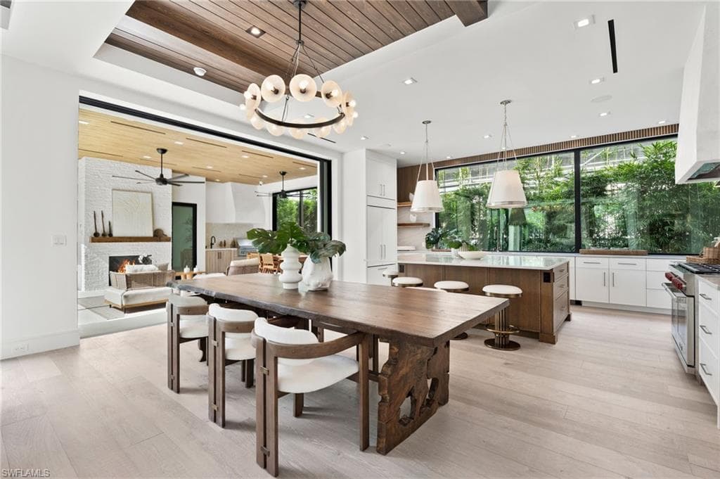 273 10th Ave S, Naples, FL 34102-6