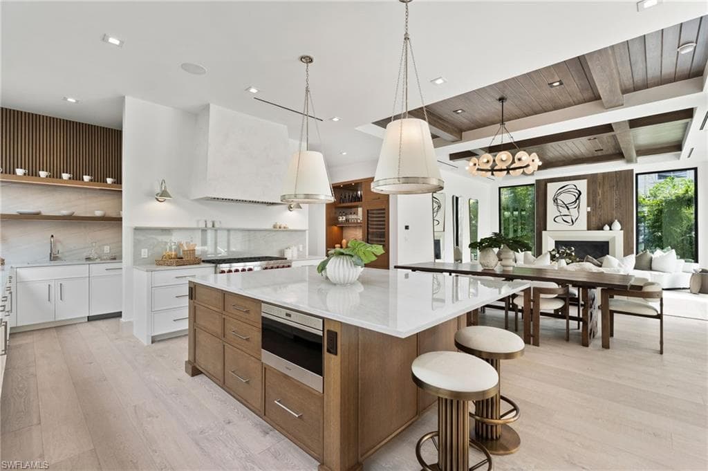 273 10th Ave S, Naples, FL 34102-7