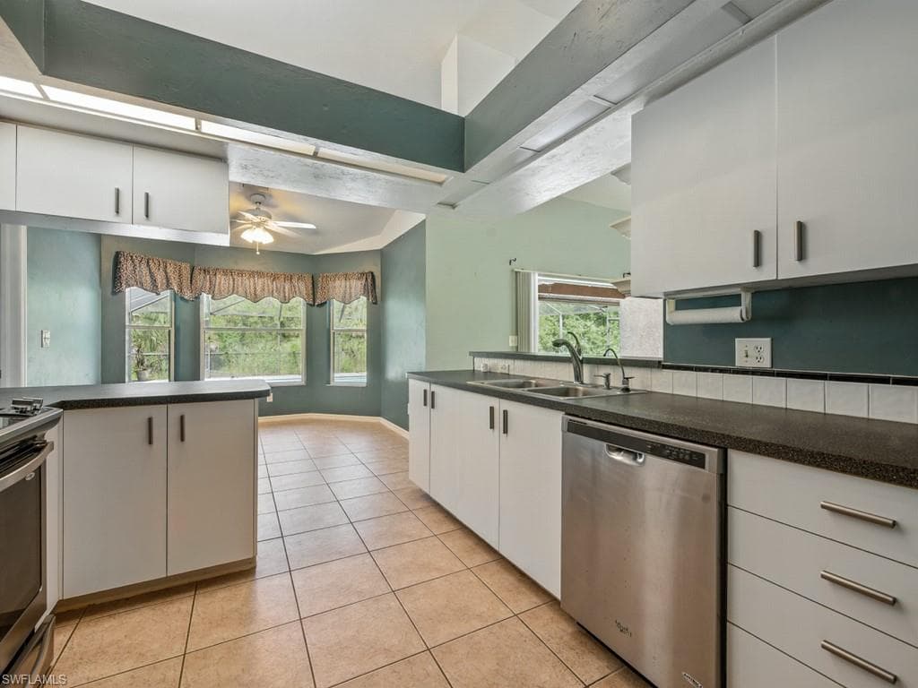 121 16th St NE, Naples, FL 34120-17
