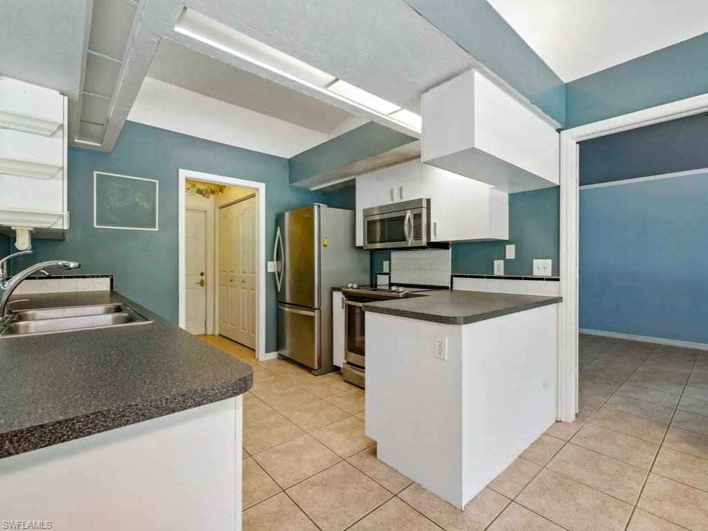 121 16th St NE, Naples, FL 34120-18