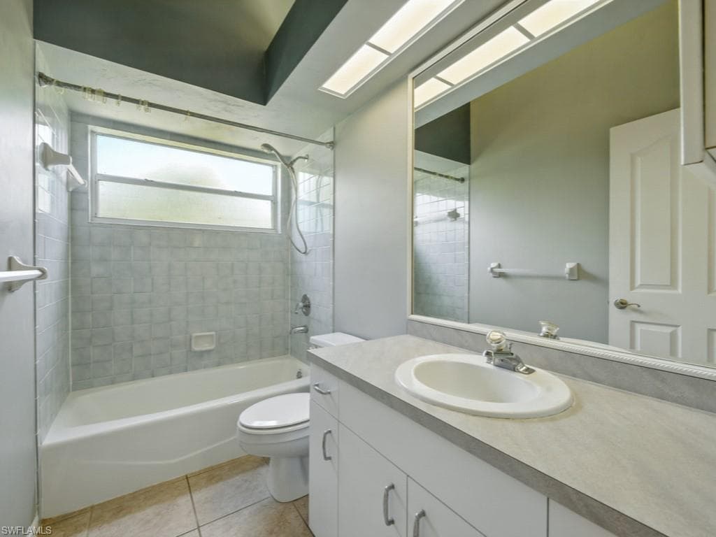 121 16th St NE, Naples, FL 34120-21