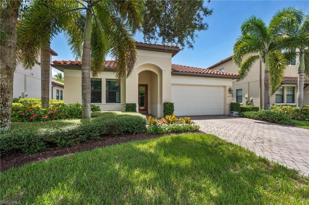 4072 Raffia Dr, Naples, FL 34119-2