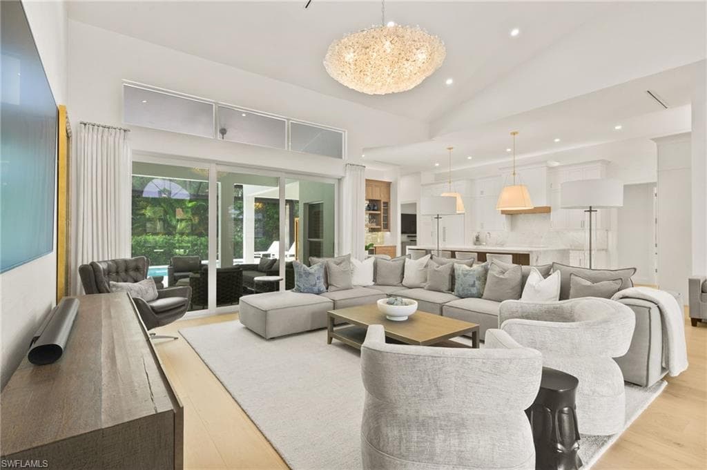 6689 Mill Run Cir, Naples, FL 34109-6
