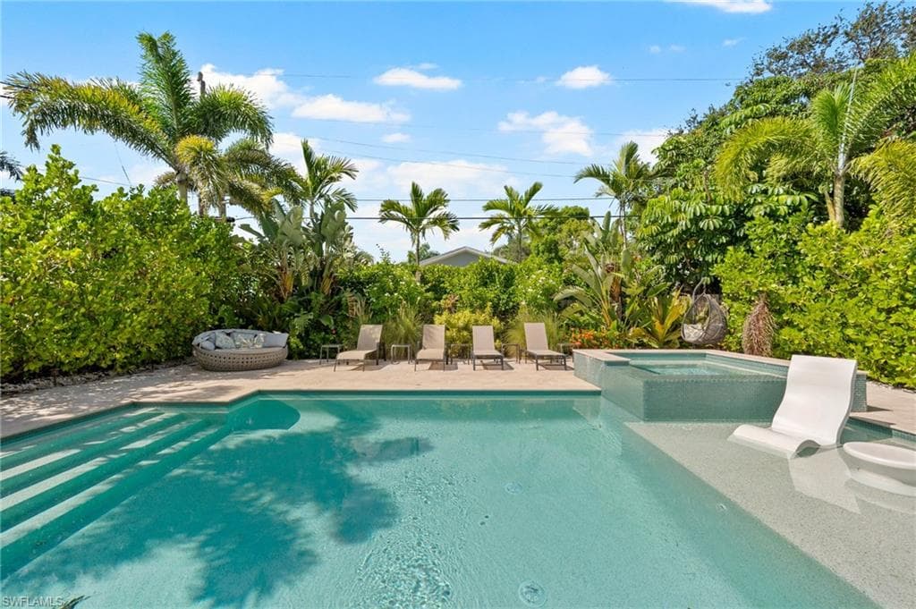 567 99th Ave N, Naples, FL 34108-32