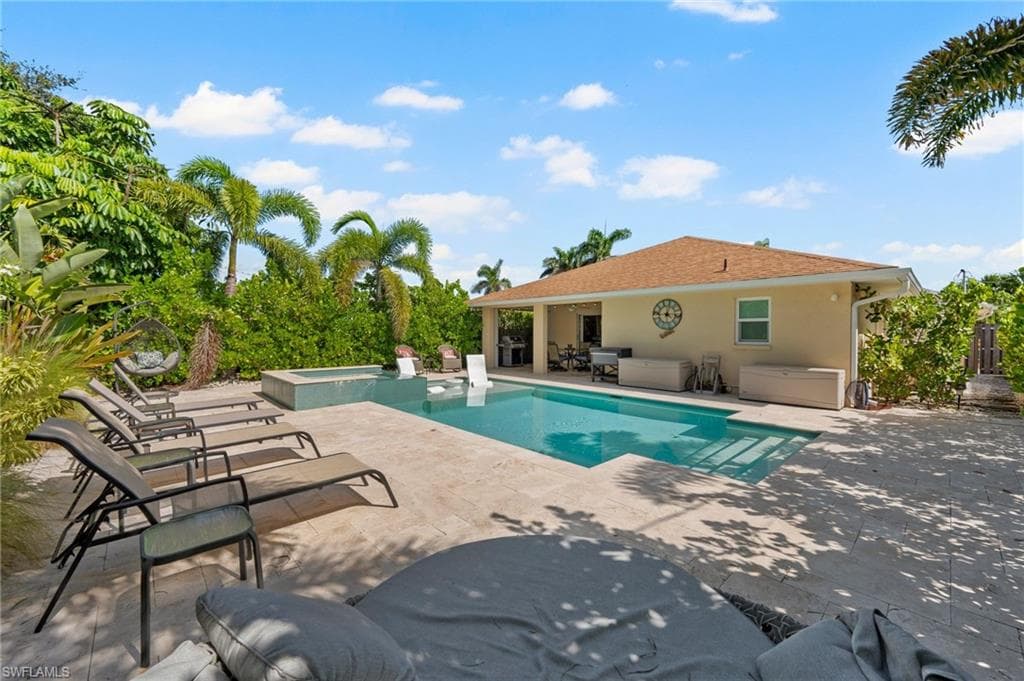 567 99th Ave N, Naples, FL 34108-36