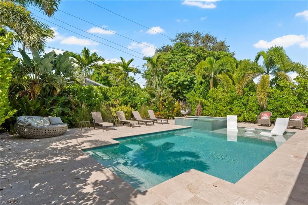 567 99th Ave N, Naples, FL 34108-37